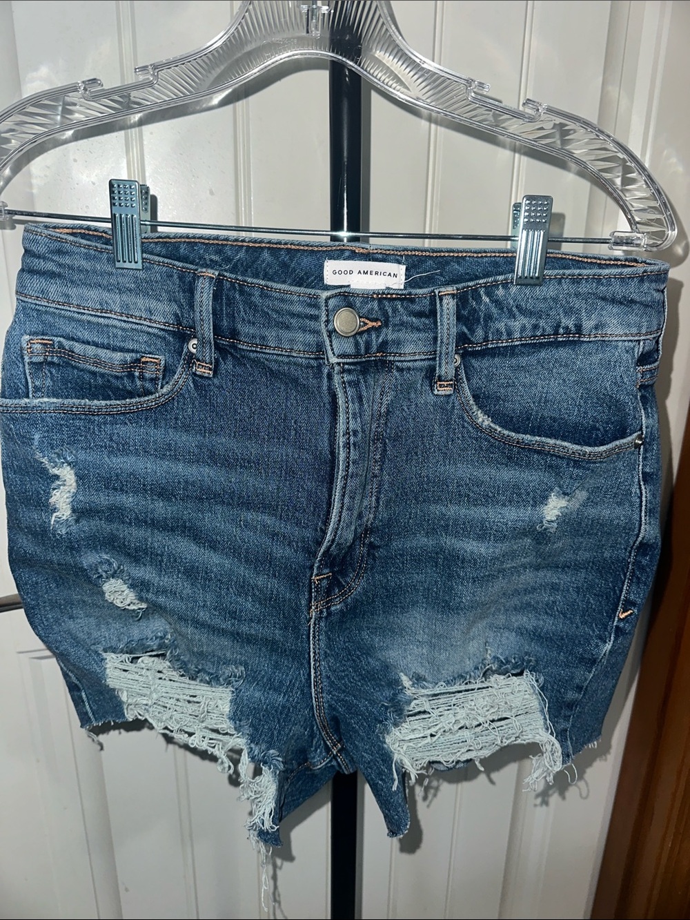 Good American Medium Blue Distressed Denim Shorts size 8/ 29